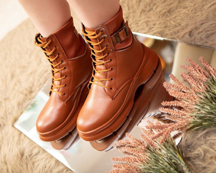 بوت قهوه ای ساق دار