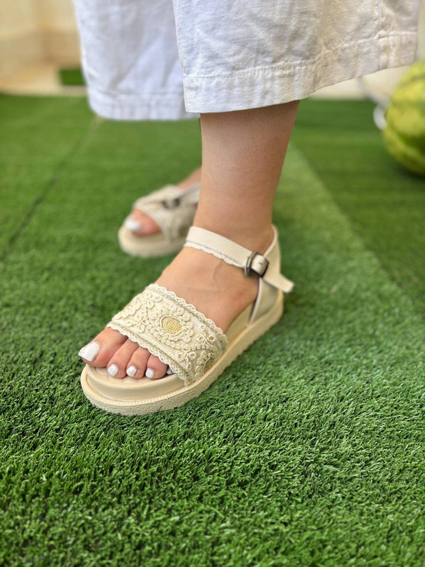 صندل زنانه شیک با رویه کنفی گلدوزی و زیره طبی